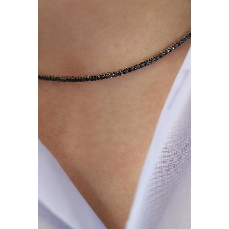 Collier rivière en or blanc 18k avec diamants noirs et griffes brunies  Collier rivière en or blanc 18k avec diamants noirs et griffes brunies