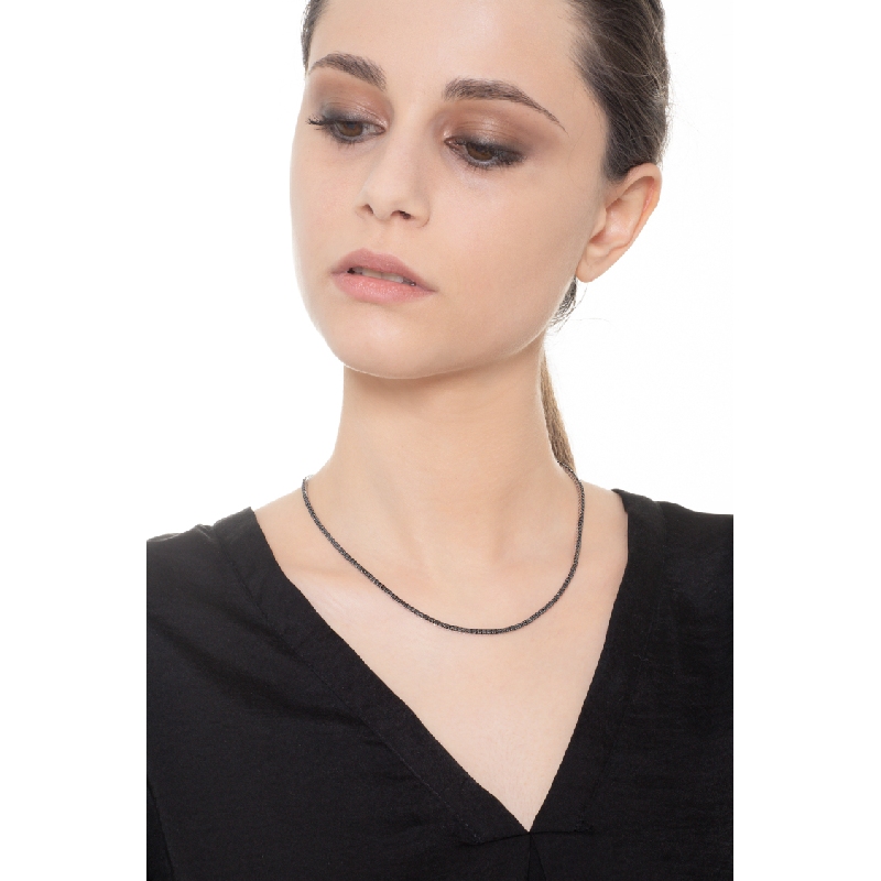 Collier rivière en or blanc 18k avec diamants noirs et griffes brunies  Collier rivière en or blanc 18k avec diamants noirs et griffes brunies