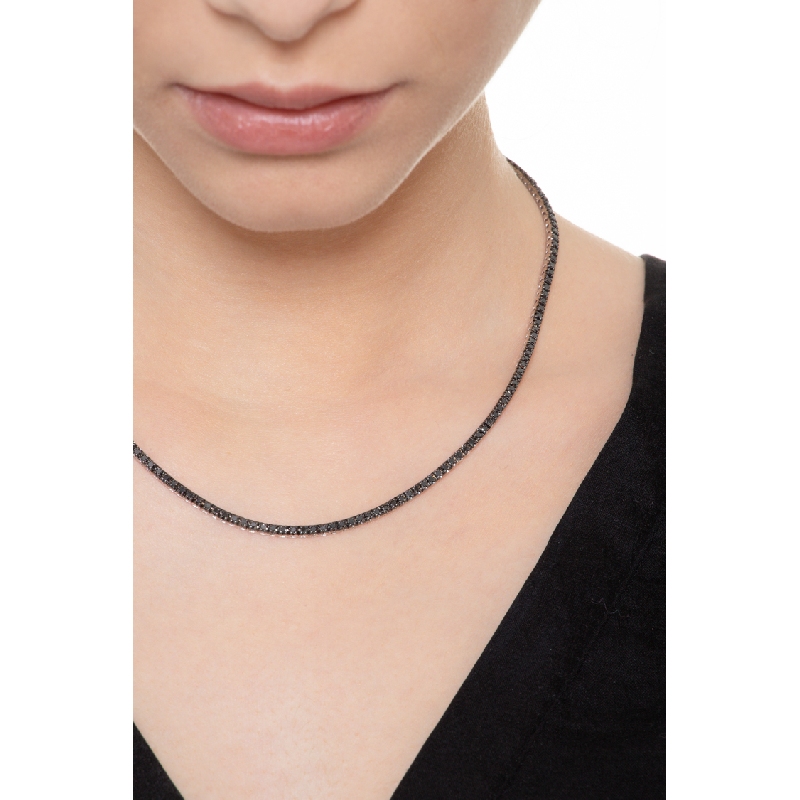 Collier rivière en or blanc 18k avec diamants noirs et griffes brunies  Collier rivière en or blanc 18k avec diamants noirs et griffes brunies