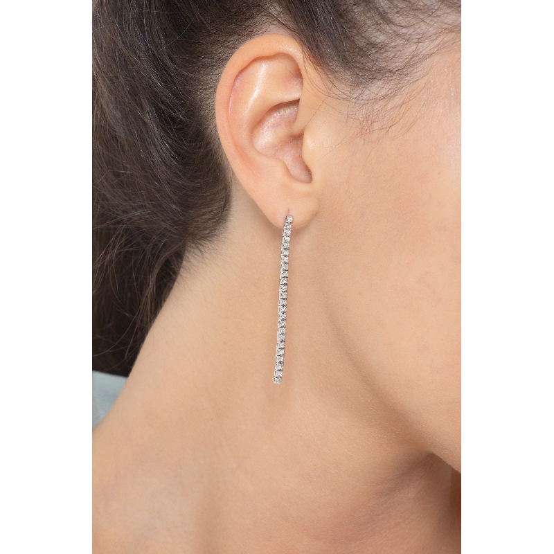 Boucles d'oreilles pendantes en or blanc 18k avec diamants modèle rivière 
