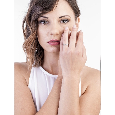 Alliance en or blanc 18k avec diamant 0.01 ct