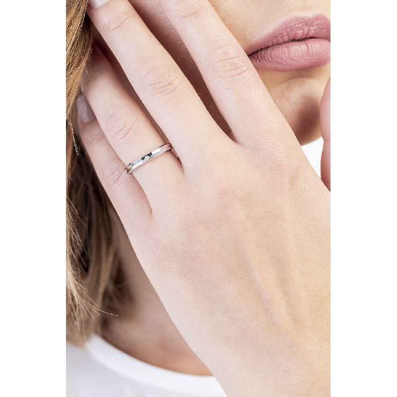 Alliance en or blanc 18k avec diamant 0.01 ct Alliance en or blanc 18k avec diamant 0.01 ct