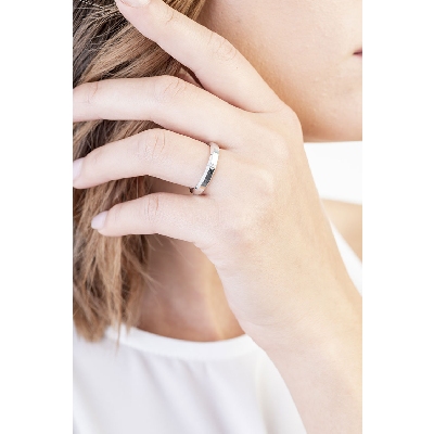 Alliance en or blanc 18k avec diamant 0.03 ct