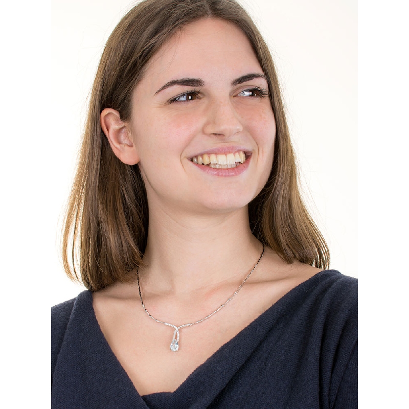 Collier semi-rigide en or blanc 18k avec aigue-marine et diamants Collier semi-rigide en or blanc 18k avec aigue-marine et diamants