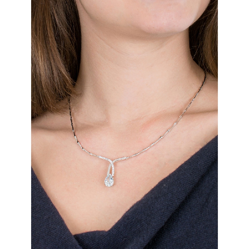 Collier semi-rigide en or blanc 18k avec aigue-marine et diamants Collier semi-rigide en or blanc 18k avec aigue-marine et diamants