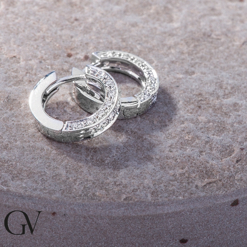 Boucles d'oreilles créoles en or blanc 18k carats avec diamants  Boucles d'oreilles créoles en or blanc 18k carats avec diamants