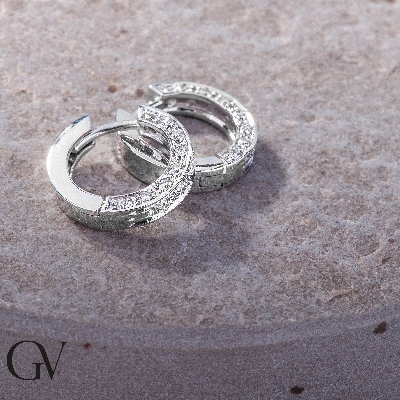 Boucles d'oreilles créoles en or blanc 18k carats avec diamants 