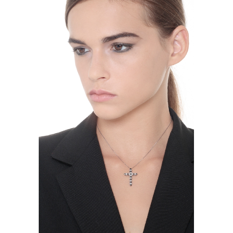 Collier croix or blanc 18k diamants noirs et blancs Collier croix or blanc 18k diamants noirs et blancs