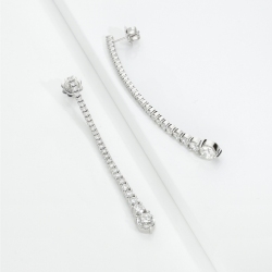 Boucles d’oreilles pendantes en or blanc 750 avec diamants 2