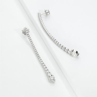 Boucles d’oreilles pendantes en or blanc 750 avec diamants