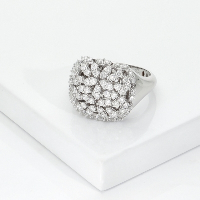 Bague en or blanc avec diamants en design fausses navettes