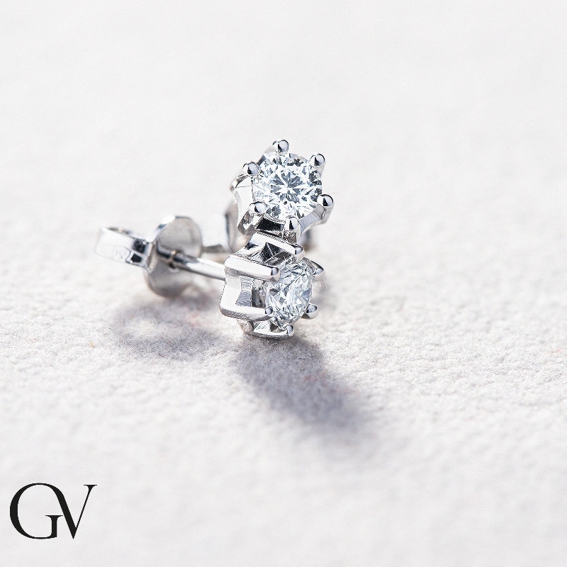 Boucles d'oreilles 6 griffes en or blanc 18k avec diamants 0.50 ct Boucles d'oreilles 6 griffes en or blanc 18k avec diamants 0.50 ct