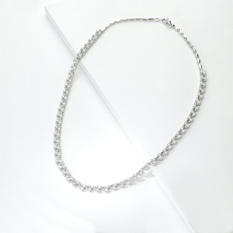 Collier en or blanc avec diamants navette Collier en or blanc avec diamants navette
