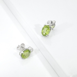 Boucles d’oreilles en or blanc avec péridot ovale et diamant 2