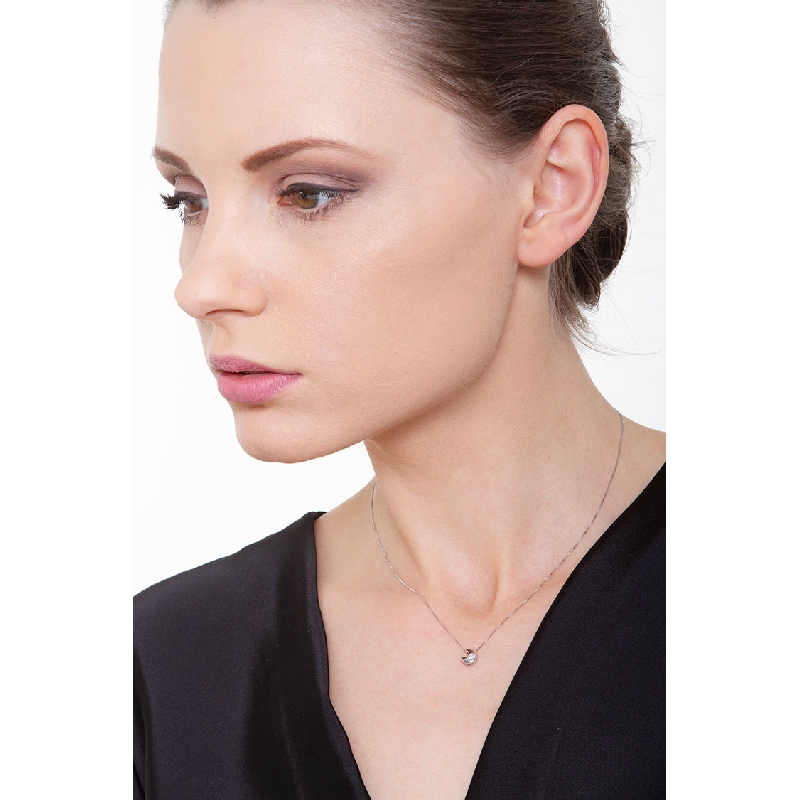 Chaîne en or blanc 18k avec pendentif en forme de lune et diamant 0.04 ct Chaîne en or blanc 18k avec pendentif en forme de lune et diamant 0.04 ct