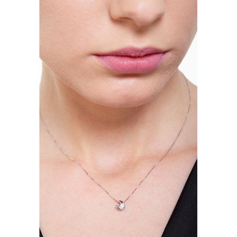 Chaîne en or blanc 18k avec pendentif en forme de lune et diamant 0.04 ct Chaîne en or blanc 18k avec pendentif en forme de lune et diamant 0.04 ct