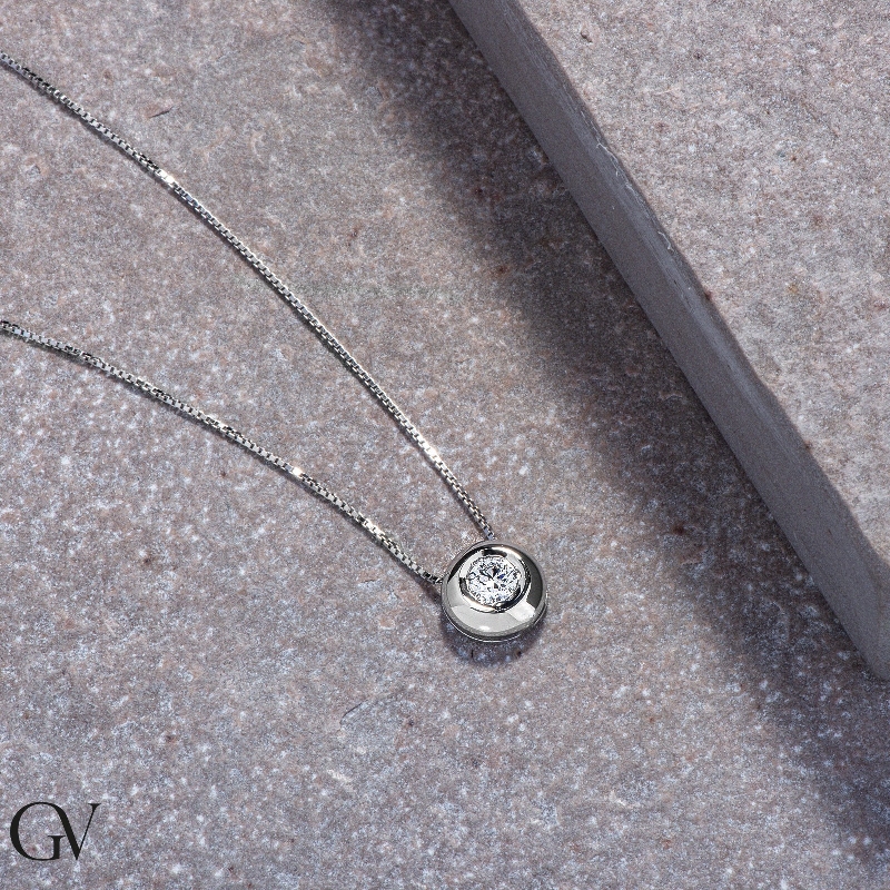 Pendentif Solitaire Diamant serti clos 0.10 ct et or blanc 18k  Pendentif Solitaire Diamant serti clos 0.10 ct et or blanc 18k