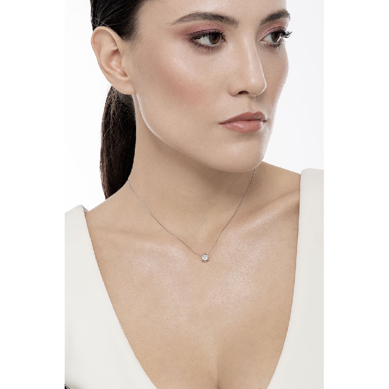 Collier pendentif solitaire avec diamant serti clos 0.15 ct Collier pendentif solitaire avec diamant serti clos 0.15 ct