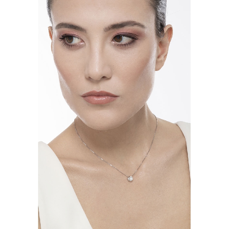 Collier solitaire en or blanc 18k avec diamant serti clos 0.20 ct