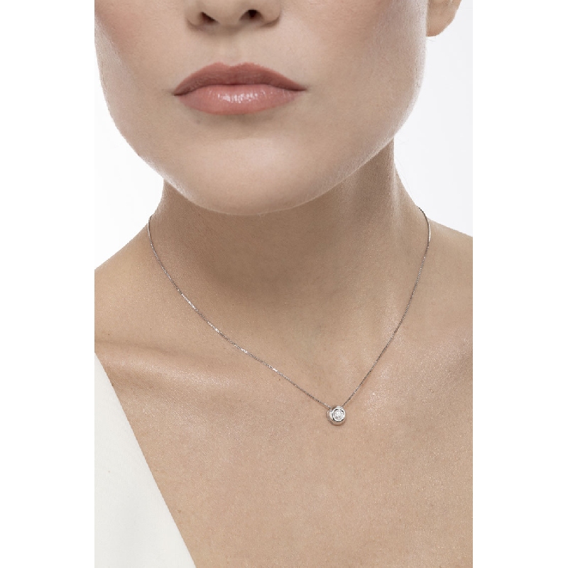 Collier solitaire en or blanc 18k avec diamant serti clos 0.20 ct