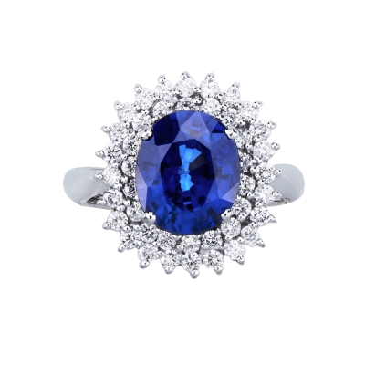 Bague en or blanc 18 carats ornée d’un saphir bleu central