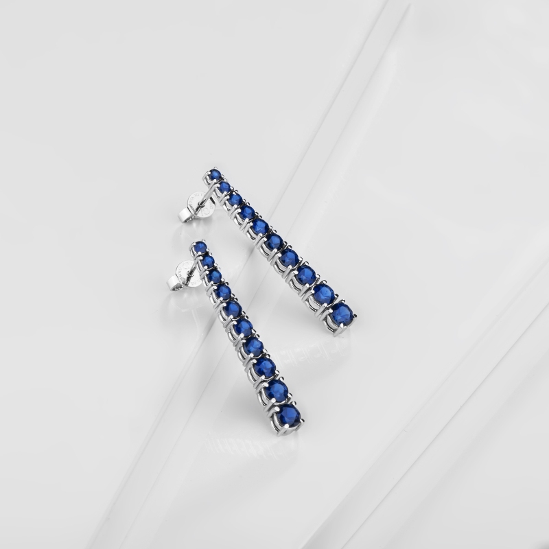 Boucles d’oreilles tennis à dégradé en or blanc 18k avec saphirs bleus