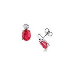 Puces avec rubis ovale et diamants en or blanc 18k