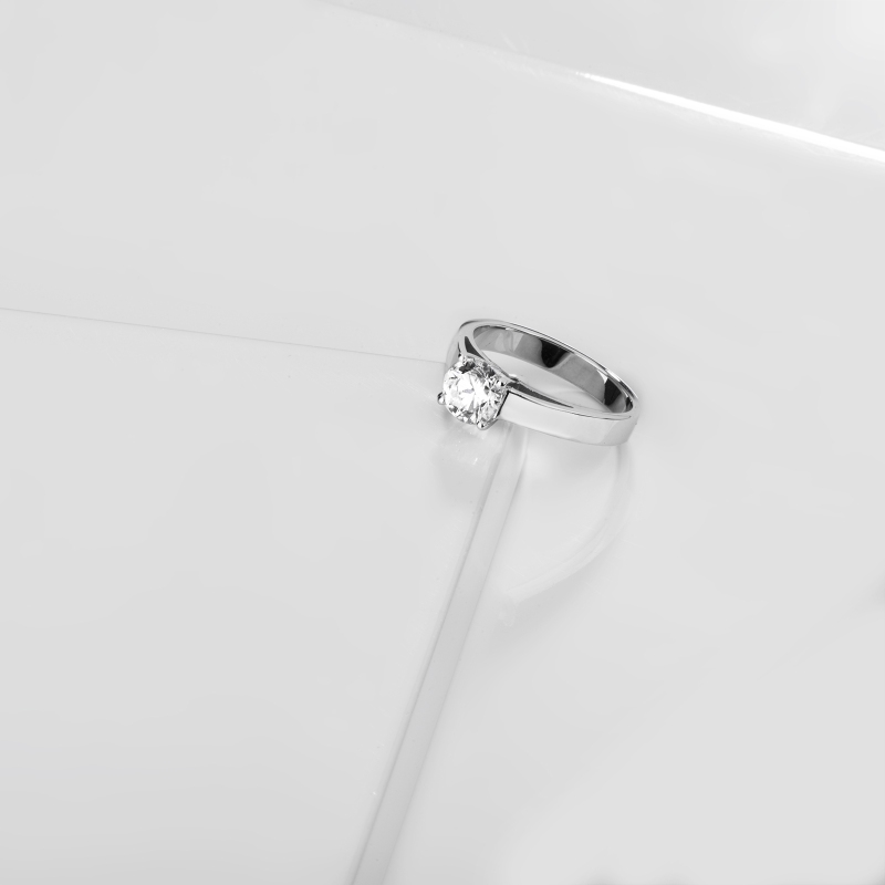 Bague solitaire en or blanc 18k avec diamant certifié IGI 1.00 ct 
