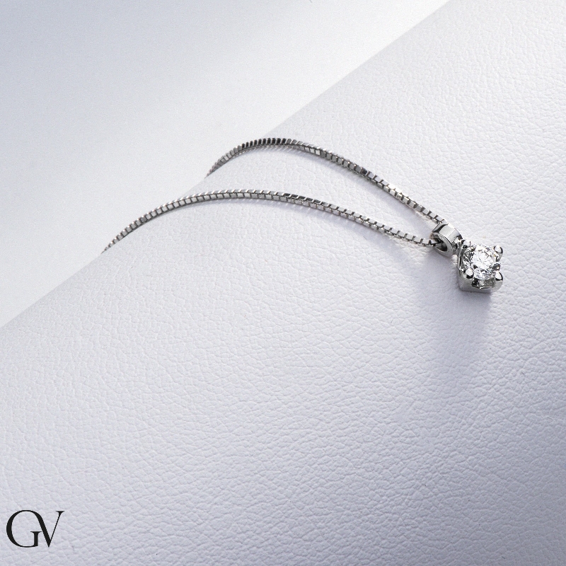 Collier pendentif solitaire en or blanc 18k  avec diamant 0.15 ct Collier pendentif solitaire en or blanc 18k  avec diamant 0.15 ct
