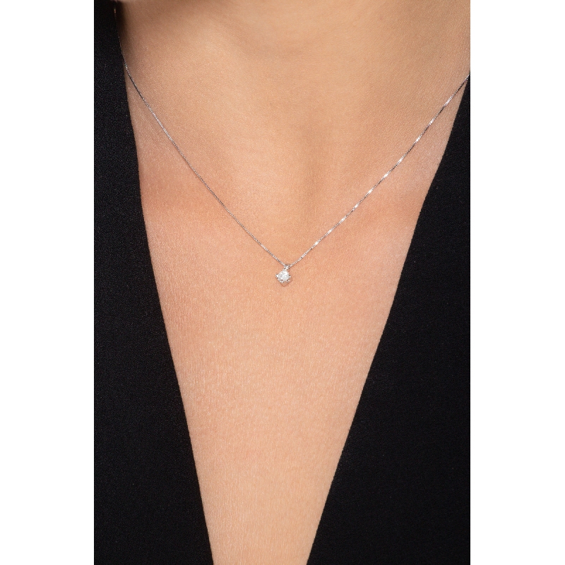 Collier pendentif solitaire en or blanc 18k  avec diamant 0.15 ct Collier pendentif solitaire en or blanc 18k  avec diamant 0.15 ct