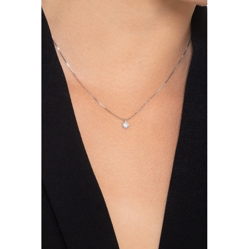 Collier pendentif solitaire en or blanc 18k et diamant 0.20 ct Collier pendentif solitaire en or blanc 18k et diamant 0.20 ct