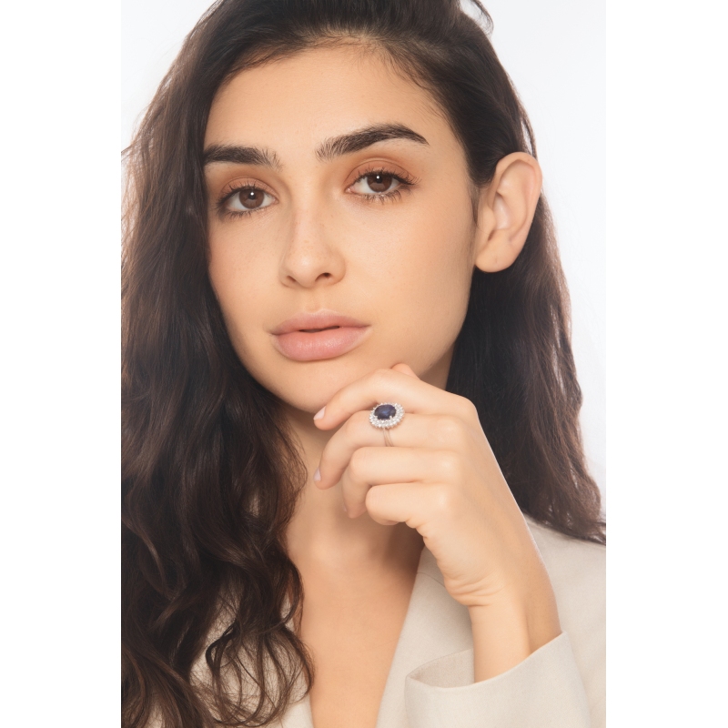 Bague en or blanc 18 carats ornée d’un saphir bleu central Bague en or blanc 18 carats ornée d’un saphir bleu central