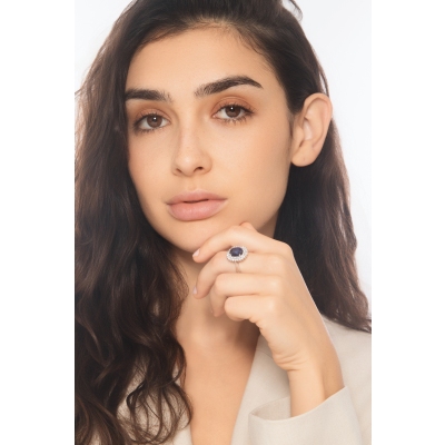 Bague en or blanc 18 carats ornée d’un saphir bleu central