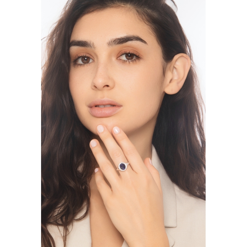 Bague chevaliere en or 18k avec saphir bleu ovale et diamants Bague chevaliere en or 18k avec saphir bleu ovale et diamants