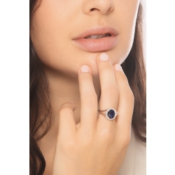 Bague chevaliere en or 18k avec saphir bleu ovale et diamants 2