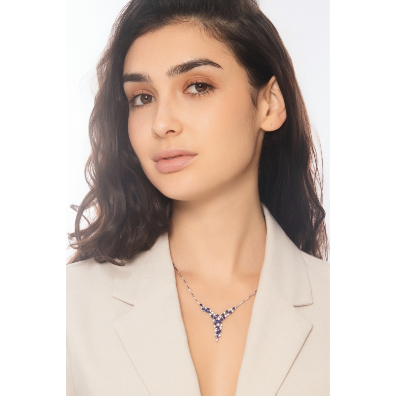 Collier en Y semirigide en or blanc 18k avec cascade de saphirs bleus et diamants