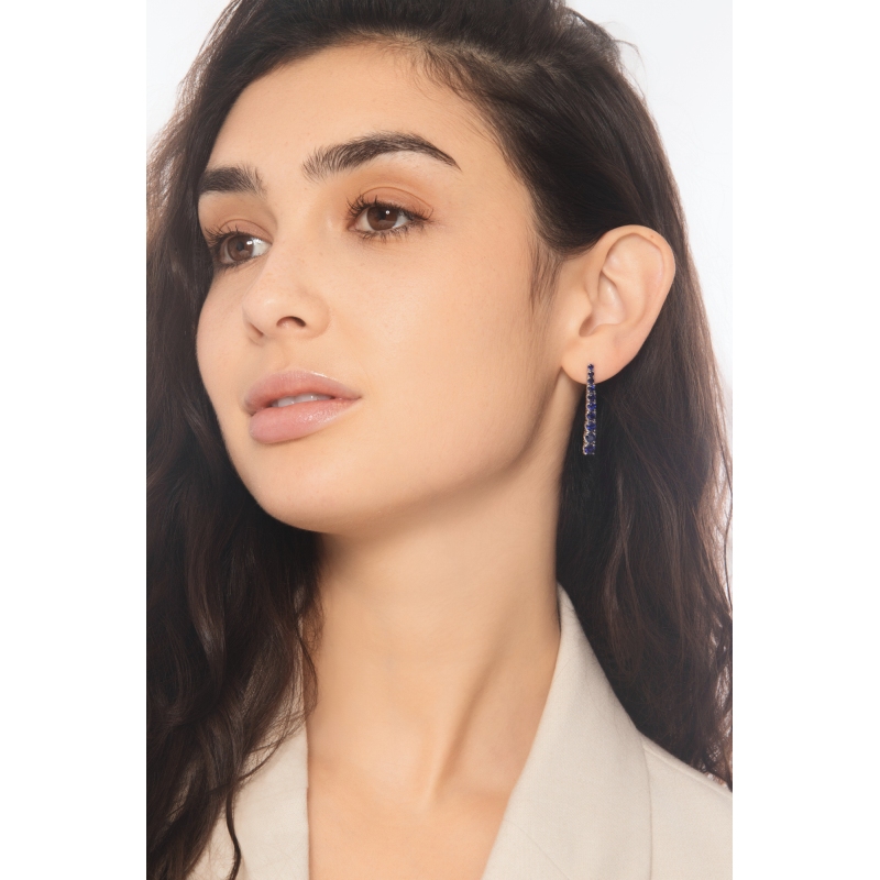 Boucles d’oreilles tennis à dégradé en or blanc 18k avec saphirs bleus