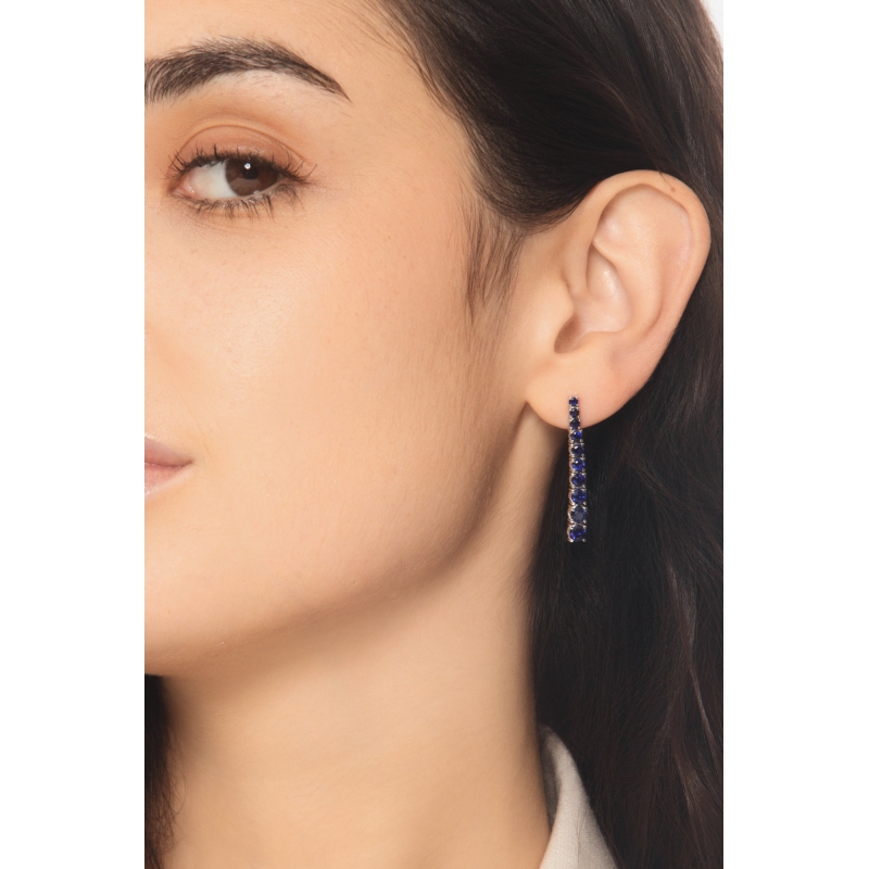Boucles d’oreilles tennis à dégradé en or blanc 18k avec saphirs bleus