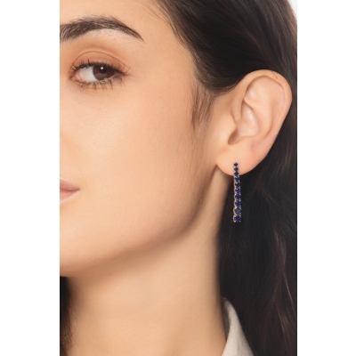 Boucles d’oreilles tennis à dégradé en or blanc 18k avec saphirs bleus
