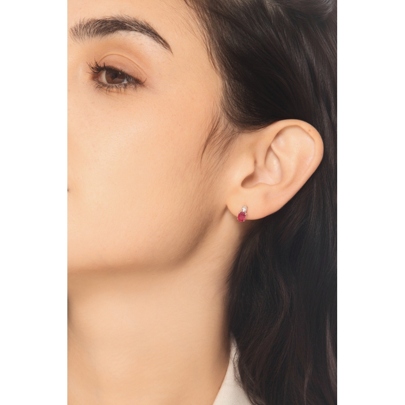 Puces en or blanc 18k avec rubis taille ovale et diamants Puces en or blanc 18k avec rubis taille ovale et diamants