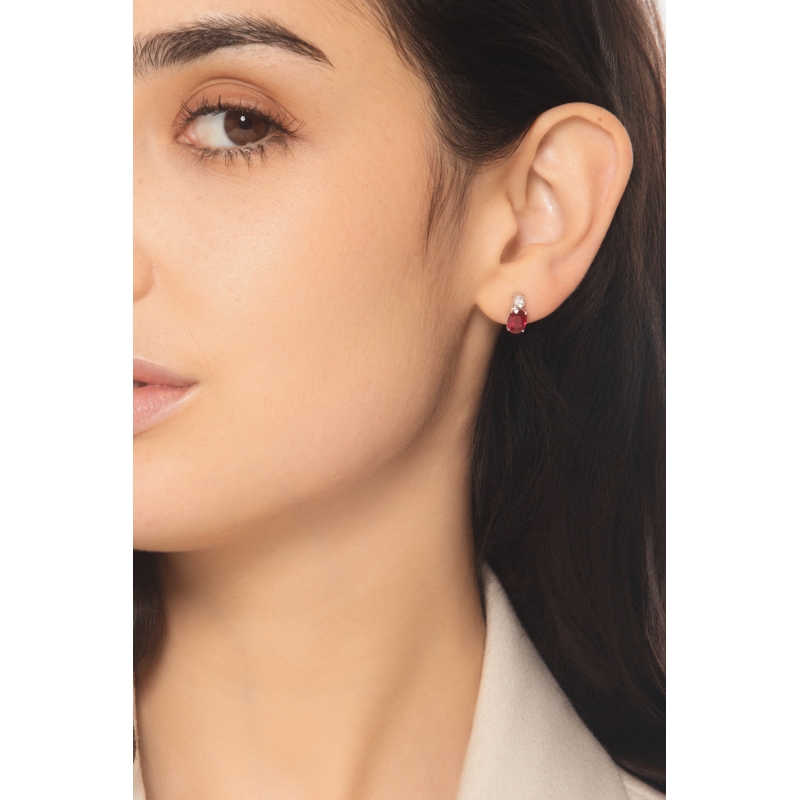 Boucles d’oreilles puces en or blanc 750 avec rubis ovales et diamants Boucles d’oreilles puces en or blanc 750 avec rubis ovales et diamants