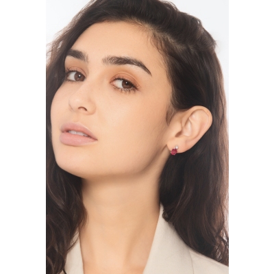 Puces avec rubis ovale et diamants en or blanc 18k