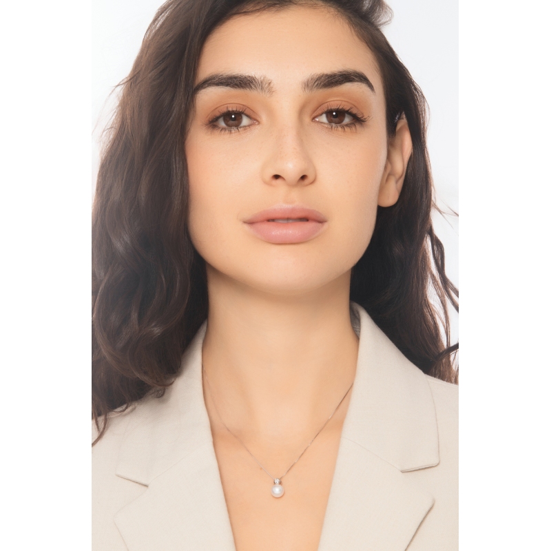Collier en or blanc 18k avec perle naturelle et diamant brillant Collier en or blanc 18k avec perle naturelle et diamant brillant