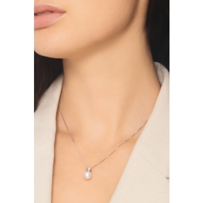 Collier en or blanc 18k avec perle naturelle et diamant brillant