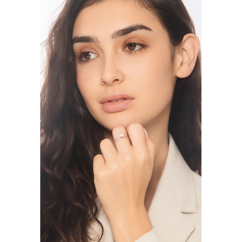 Bague solitaire or blanc 18k avec diamant coeur GIA 0.50 ct  Bague solitaire or blanc 18k avec diamant coeur GIA 0.50 ct