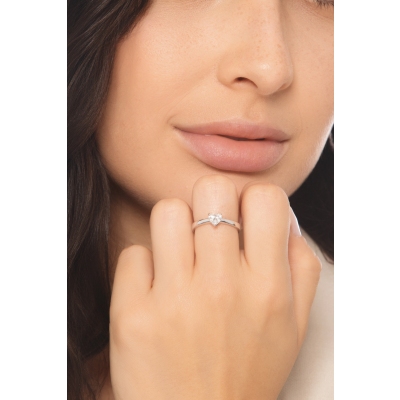 Bague solitaire or blanc 18k avec diamant coeur GIA 0.50 ct 