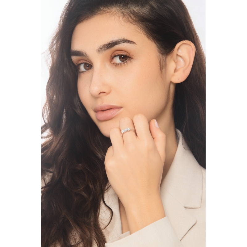 Bague trilogie en or blanc 18k avec trois diamants CT 0,90