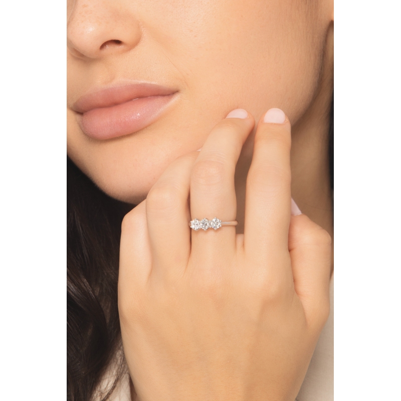 Bague trilogie en or blanc 18k avec trois diamants CT 0,90