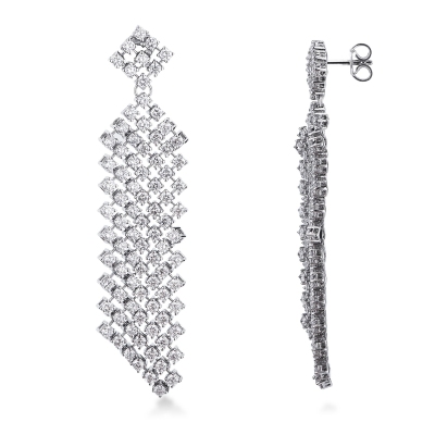 Boucles d’oreilles pendantes en or blanc 18k serties de diamants