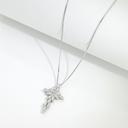 Collier en or blanc avec croix en diamants 2